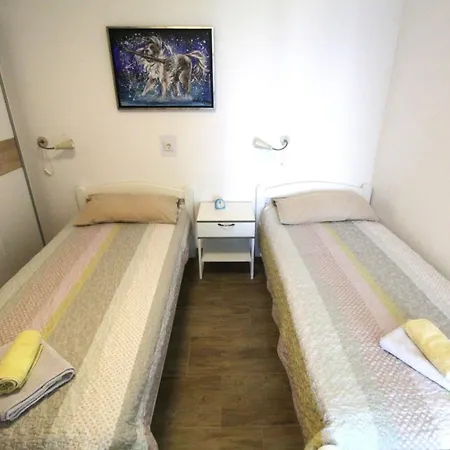 Karmen Sa Pogledom Na *
